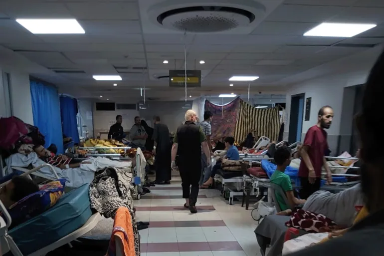 من 1 حتى 12: الطبيب فهمي الميدنة تعليق: -خلال عامه الخامس بالكلية اضطر الميدنة للعمل كطبيب استقبال وحيد في المستشفى المعمداني -في يوم واحد تعامل الميدنة مع 120 جريحا خلال عمله طبيب استقبال في "المعمداني" رغم كونه طالبا بالسنة الخامسة