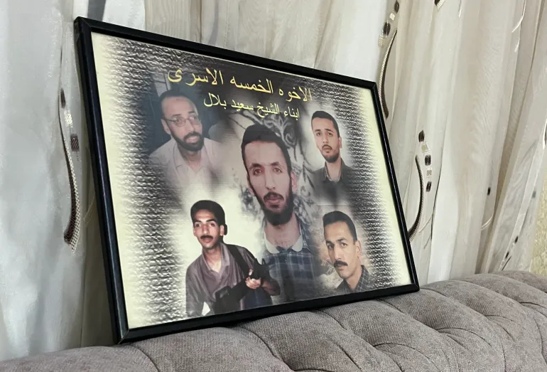 ١- فلسطين - نابلس - صورة لأبناء ام بكر بلال الخمسة منهم اسرى محررين ومنهم لا زال اسيرًا - تصوير علا مرشود - خاص الجزيرة نت - يناير 2025 علا محمد