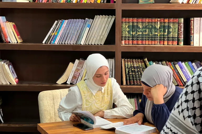 صورة رقم (11) فلسطين- غزة- شارع عمر المختار- مكتبة العنقاء، روّاد المكتبة خلال الافتتاح 21 إبريل 2026 إسراء الرّملي- خاص بالجزيرة نت