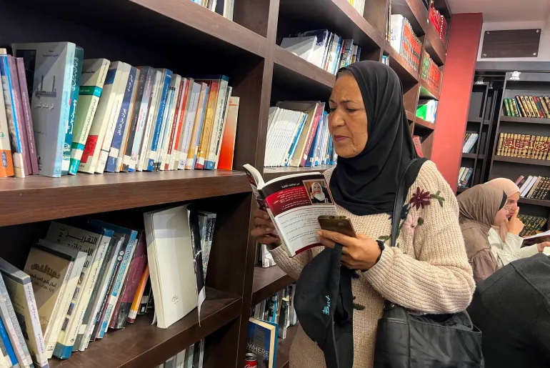 صورة رقم (13) فلسطين- غزة- شارع عمر المختار- مكتبة العنقاء، روّاد المكتبة خلال الافتتاح 21 إبريل 2026 إسراء الرّملي- خاص بالجزيرة نت