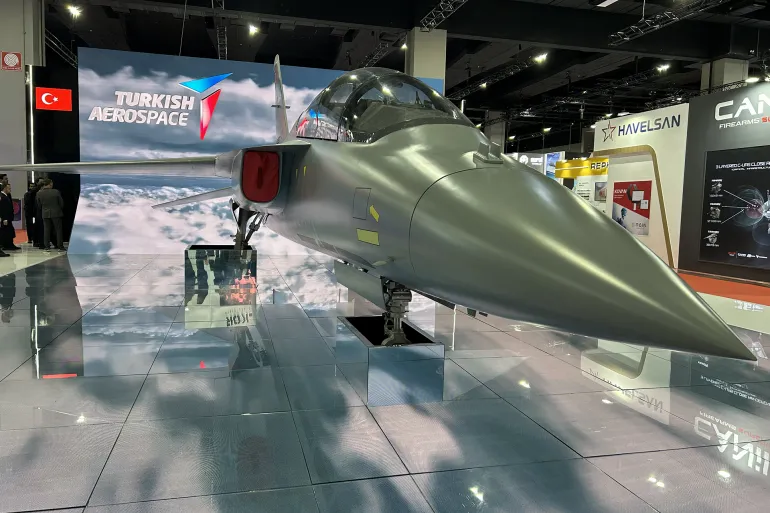 مقاتلة تركية معروضع في معرض الدفاع والأمن (الجزيرة)