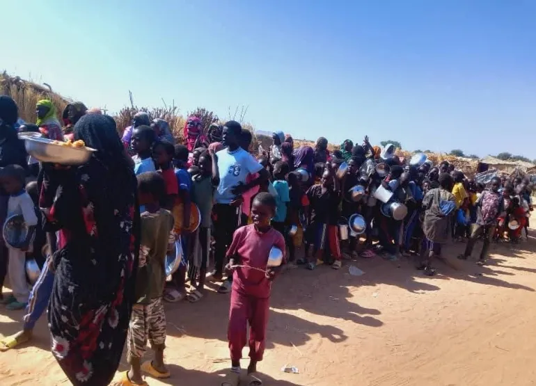 ‎⁨اطفال بمخيم طويلة يصطفون للحصول علي الطعام المصدر الجزيرة نت⁩.jpg