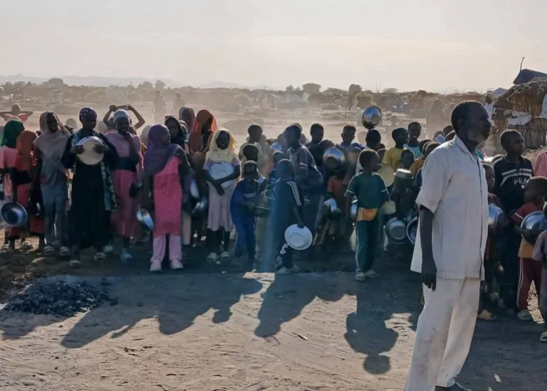 ‎⁨اطفال يصطفون بمخيم طويلة للحصول علي الطعام ـ الجزيرة⁩.jpg