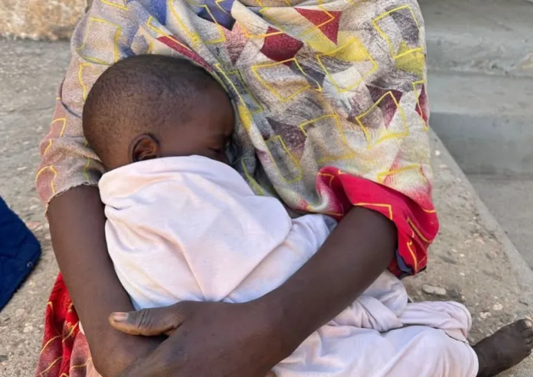 ‎⁨طفل مزبل بمخيم طويلة يظهر عليه علامات الجوع ـ المصدر الجزيرة⁩.jpg