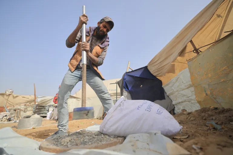 صورة رقم (3) مرحلة تكسير الإسمنت المتحجّر بمطرقة صنعا من بقايا قذيفة دبابة إسرائيلية-إسراء الرّملي أبريل/2026