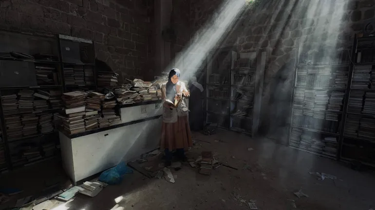 فلسطين - غزة-فريق تطوعي بإسعاف مخطوطات أثرية نادرة تم انتشالها من تحت أنقاض دائرة مخطوطات المسجد العمري - للحفاظ على ما تبقّى منها.- يسرى العكلوك -الجزيرة نت 11 أبريل 2026