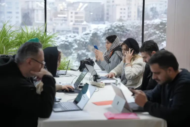 تجار إيرانيون يلاحقون أعمالهم عبر إنترنت وفرته غرفة التجارة (موقع زوميت الإيراني)