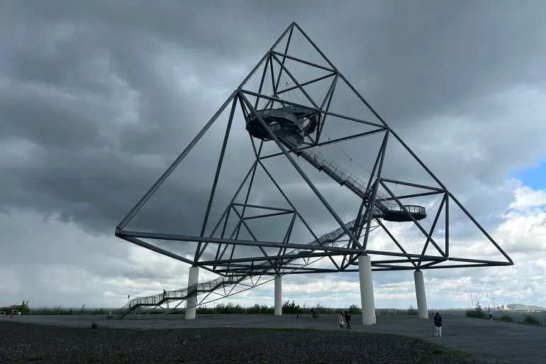 معلم فني معماري يقع في مدينة بوتروب بألمانيا ضمن منطقة الرور الصناعية شيد على تلة صناعية كانت سابقا موقعا لتراكم مخلفات التعدين