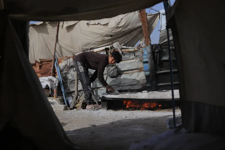 صورة رقم (4) فارس أبو جبل 16 عامًا خلال البدء بالمرحلة الثانية من تصنيع الإسمنت وهو تحميصه على النار-إسراء الرّملي أبريل/2026