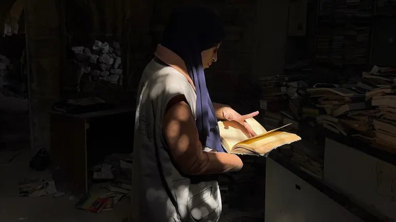 فلسطين - غزة-فريق تطوعي بإسعاف مخطوطات أثرية نادرة تم انتشالها من تحت أنقاض دائرة مخطوطات المسجد العمري - للحفاظ على ما تبقّى منها.- يسرى العكلوك -الجزيرة نت 11 أبريل 2026