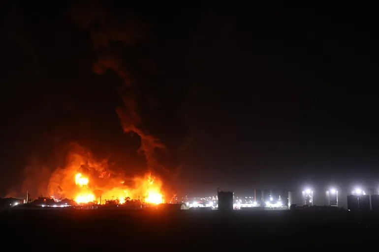 اندلع حريق في مصفاة ميناء الأحمدي بالكويت بعد هجوم بطائرة مسيرة