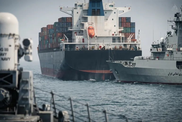 تصميم خاص - صور محاكاة افتراضية للحصار الأمريكي لـ مضيق هرمز وفرض الرسوم الإيرانية على السفن ( مولدة بالذكاء الاصطناعي)