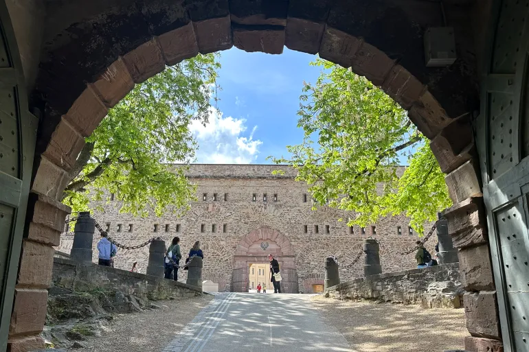 قلعة إرينبرايتشتاين إحدى أكبر القلاع المحصنة في أوروبا تقع على ضفاف نهر الراين بمدينة كوبلنز الألمانية