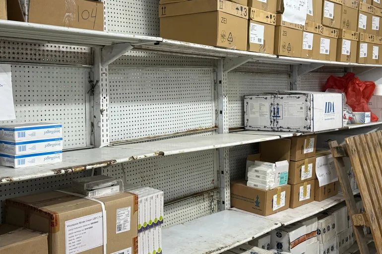 مخازن وزارة الصحة تعاني شُحّا كبيرًا في المستلزمات الطبية والأدوية نتيجة منع الاحتلال إدخالها رغم وقف إطلاق النار في غزة - بحسب الدكتور ذكري أبو قمر مدير عام الصيدلة في وزارة الصحة