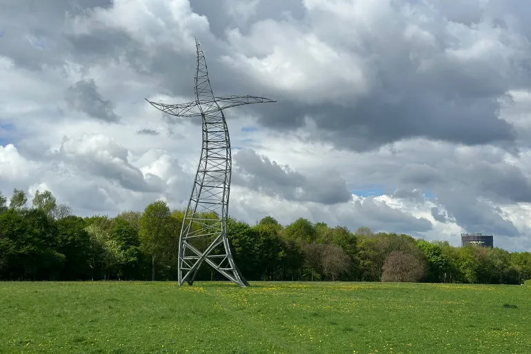 منحوتة تلميذ الساحر وهو عبارة عن عمود كهرباء راقص كرمز فني صناعي في أوبرهاوسين في منطقة الرور الألماني