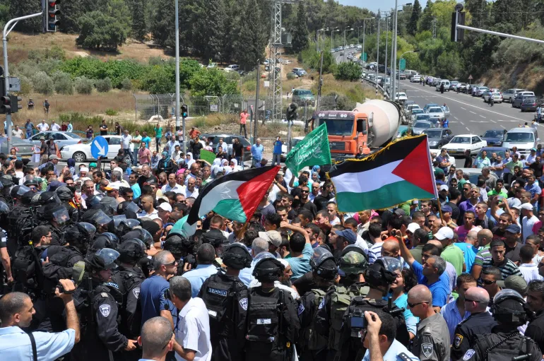 صورة 7 الحراك بالداخل الفلسطيني للاحتجاج ولإحياء المناسبات الوطنية تحول لحالة صدام مع الشرطة الإسرائيلية، في الصورة تقمع احتجاجات ومظاهرات لفلسطينيي 48 عند مفرق برطعة في شارع وادي عارة بالداخل الفلسطيني.
