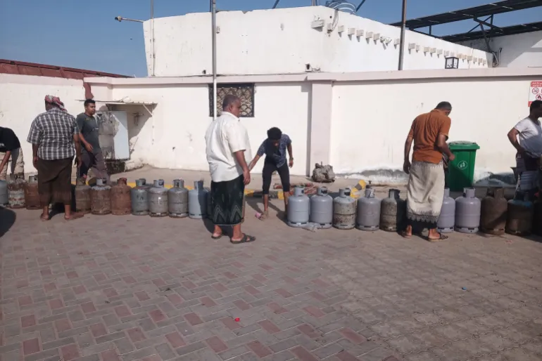 عدن تشهد أزمة غاز مستمرة منذ أربعة أشهر، وسط شح في الإمدادات وطوابير طويلة أمام المحطات (الجزيرة) (2)