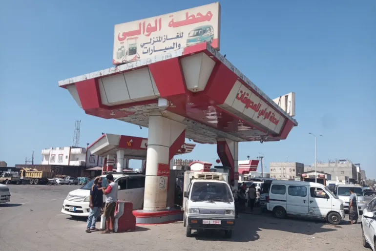 عدن تشهد أزمة غاز مستمرة منذ أربعة أشهر، وسط شح في الإمدادات وطوابير طويلة أمام المحطات (الجزيرة)