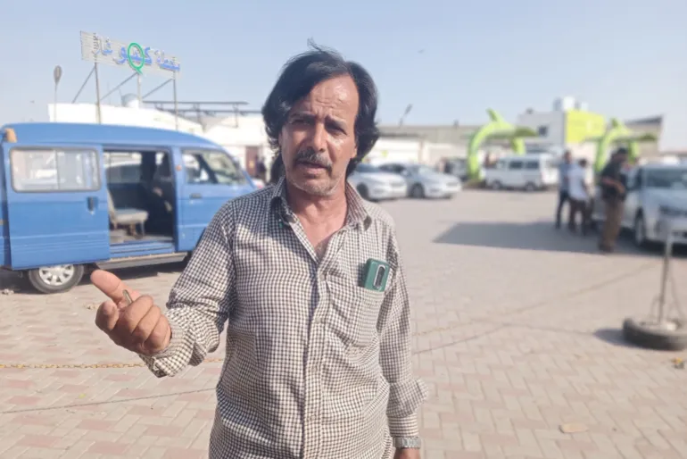 علي عبد الله الحالمي يشير إلى اختلالات في عمل بعض المحطات (الجزيرة)