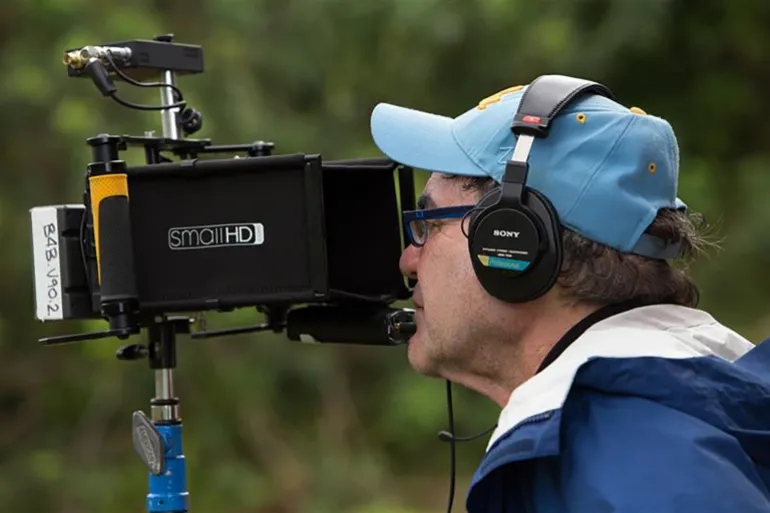 _المخرج أوليفر ستون أثناء تصوير فيلم سنودن (آي ام دي بي)