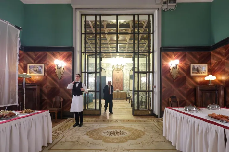 _مشهد من فيلم أرض الآباء (آي ام دي بي9