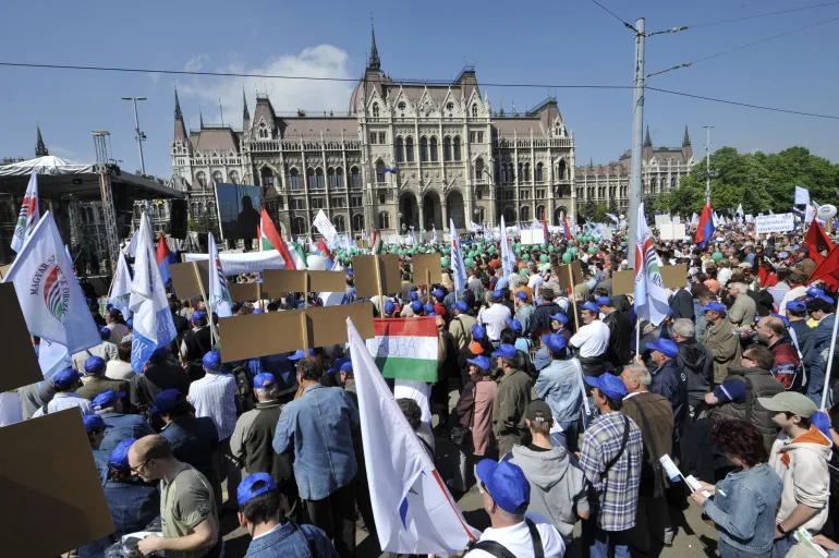 Participants of the Hungarian Trade Unions' Association arrive with their flags and banners on Kossuth square, in front of the parliament in downtown Budapest, on April 18, 2009 during their demonstration to protest against the new government's policy to tackle the economic and financial crisis. Hungary has been one of the countries hardest hit by the global economic crisis and averted financial meltdown only with a hefty lifeline provided last October by the International Monetary Fund, European Union and World Bank. AFP PHOTO / ATTILA KISBENEDEK (Photo by ATTILA KISBENEDEK / AFP)