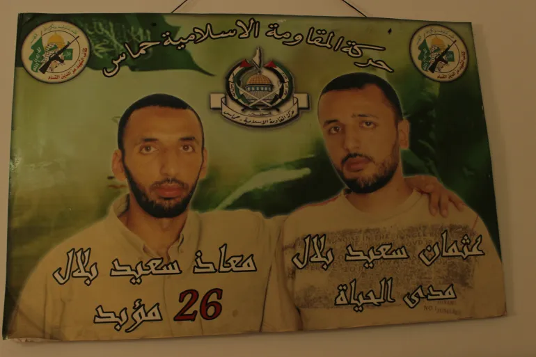 ١- فلسطين - نابلس - صورة لأبناء ام بكر بلال الخمسة منهم اسرى محررين ومنهم لا زال اسيرًا - تصوير علا مرشود - خاص الجزيرة نت - يناير 2025 - عاطف دغلس