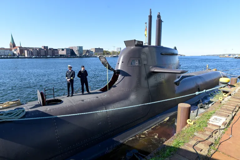 وزير الدفاع الألماني بوريس بستوريوس Submarine U-34 is docked in a shipyard, on the day Germany's Defence Minister Boris Pistorius and India's Defence Minister Rajnath Singh visit the shipyard of warship maker TKMS in Kiel, Germany, April 22, 2026. REUTERS/Fabian Bimmer