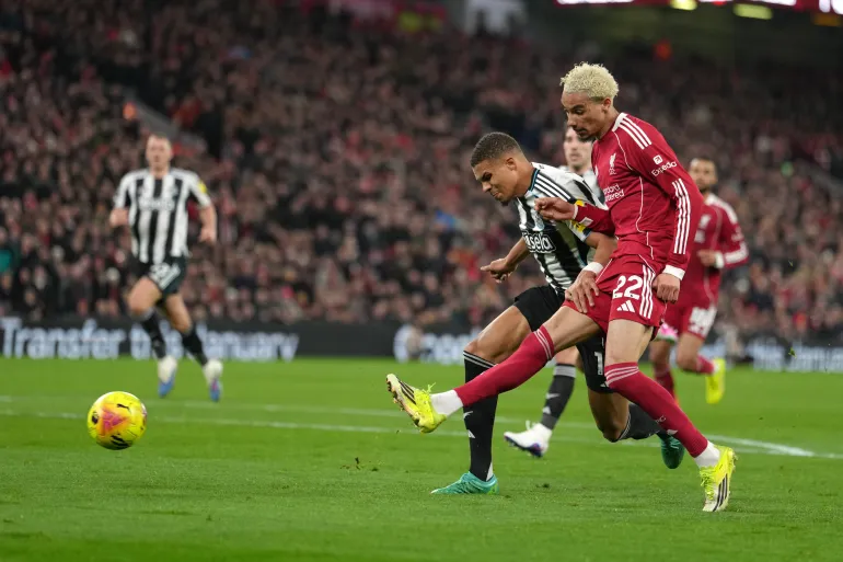 ليفربول يفترس نيوكاسل يونايتد برباعية في الدوري الإنجليزي