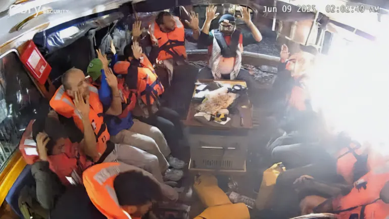 **داخلية فقط** لحظات اقتحام القوة الإسرائيلية السفينة "مادلين"حساب ائتلاف اسطول الحرية على تليغرام