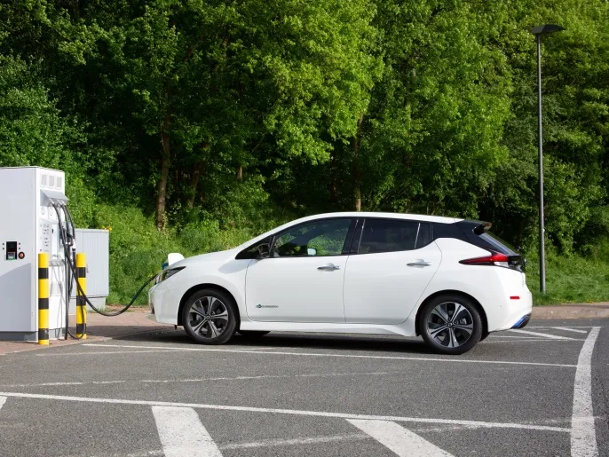 الحرب وارتفاع أسعار الوقود تحولت إلى محفّز حقيقي لإعادة تشكيل سوق السيارات عالميا