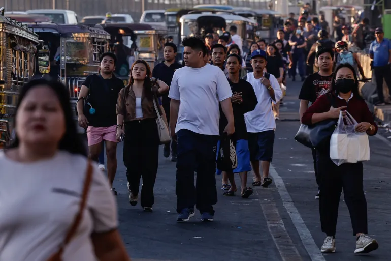 ركاب ينتظرون وسائل النقل العام في مانيلا بعد احتجاج سائقين بسبب اتفاع أسعار الوقود (الأوروبية)