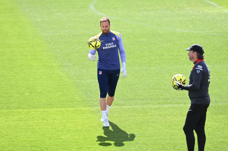 epa12867234 Atletico Madrid's goalkeeper Jan Oblak (C) attends a training session of the team in Majadahonda, Madrid, Spain, 03 April 2026. Atletico Madrid prepares for their upcoming LaLiga match against FC Barcelona. EPA/FERNANDO VILLAR