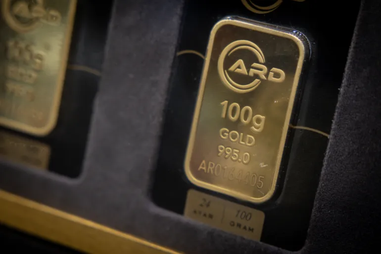 ISTANBUL, TURKEY - APRIL 17: A 100 gram gold bar is seen in a gold shop window on April 17, 2025 in Istanbul, Turkey. Gold prices have surged past the $3.300 per ounce mark amid escalating tensions in the U.S.-China tariff war. (Photo by Chris McGrath/Getty Images)