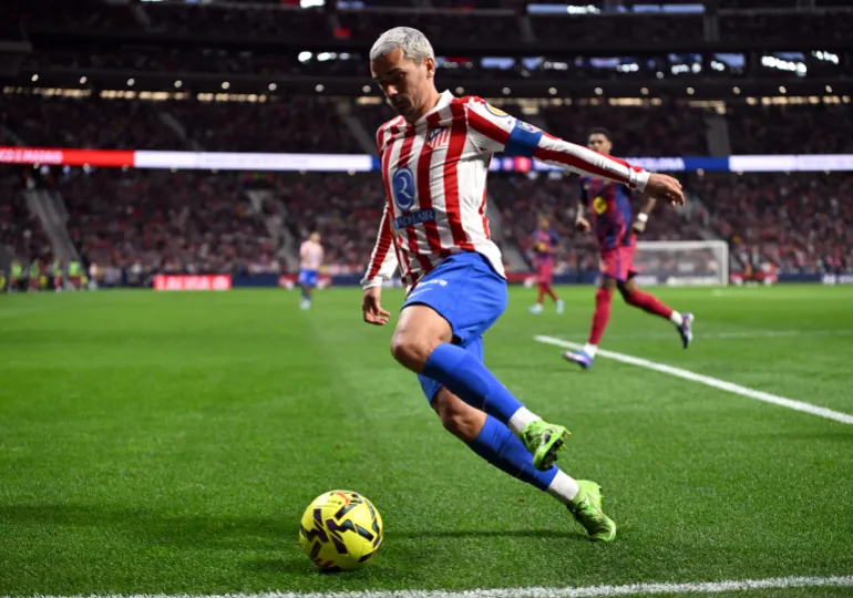 MADRID, SPAIN - APRIL 04: Antoine Griezmann of Atletico de Madrid runs with the ball during the LaLiga EA Sports match between Atletico de Madrid and FC Barcelona at Riyadh Air Metropolitano on April 04, 2026 in Madrid, Spain. (Photo by Denis Doyle/Getty Images)