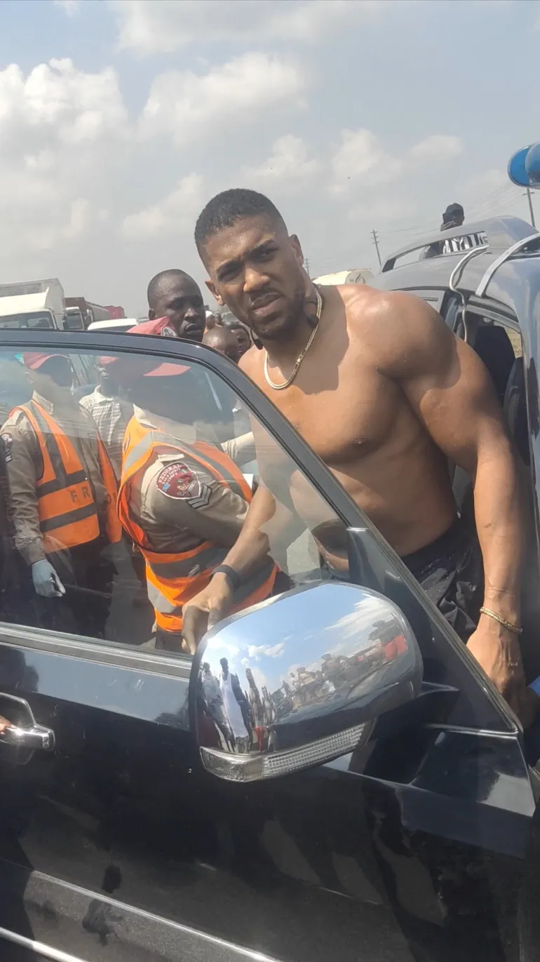 Former heavyweight boxing champion Anthony Joshua looks on as he gets on a vehicle following a car accident, near Sagamu, Ogun State, Nigeria December 29, 2025, in this picture obtained from social media. Sodiq Ayo/via REUTERS THIS IMAGE HAS BEEN SUPPLIED BY A THIRD PARTY. MANDATORY CREDIT. NO RESALES. NO ARCHIVES.