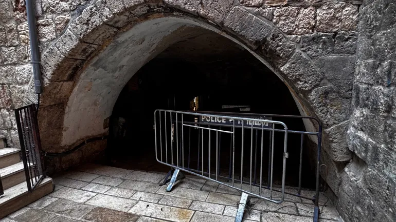 فلسطين-مدينة القدس-حي سوق القطانين- وضع مستوطنين بوابة حديدية في الثالث عشر من نيسان/أبريل 2026 بين سوق القطانين وباب الحديد في البلدة القديمة بالقدس المحتلة-15 نيسان/أبريل 2026 -ميس أبو غوش- للجزيرة نت