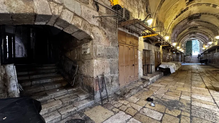 فلسطين-مدينة القدس-حي سوق القطانين- وضع مستوطنين بوابة حديدية في الثالث عشر من نيسان/أبريل 2026 بين سوق القطانين وباب الحديد في البلدة القديمة بالقدس المحتلة-15 نيسان/أبريل 2026 -ميس أبو غوش- للجزيرة نت