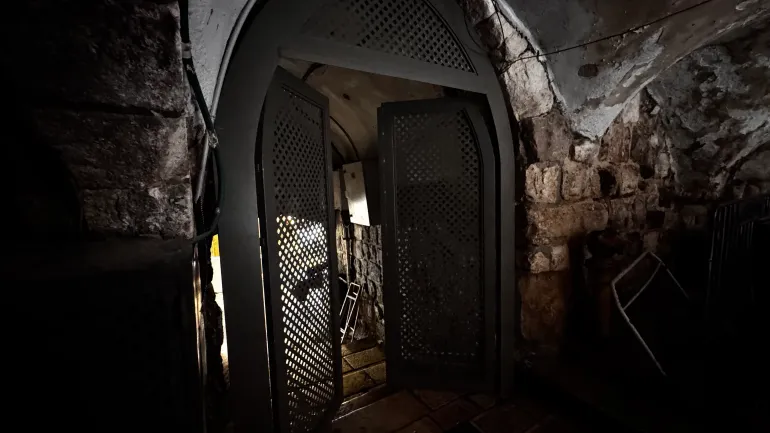 فلسطين-مدينة القدس-حي سوق القطانين- وضع مستوطنين بوابة حديدية في الثالث عشر من نيسان/أبريل 2026 بين سوق القطانين وباب الحديد في البلدة القديمة بالقدس المحتلة-15 نيسان/أبريل 2026 -ميس أبو غوش- للجزيرة نت