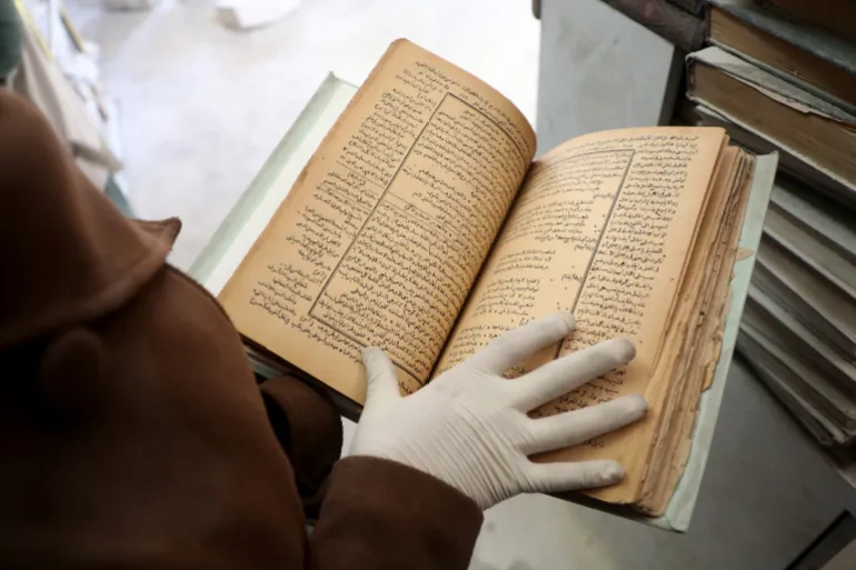 متطوعون يحاولون إنقاذ مكتبة المسجد العمري التاريخية في غزة بعد دمار الحرب. صور: Emad Drimly/dpa