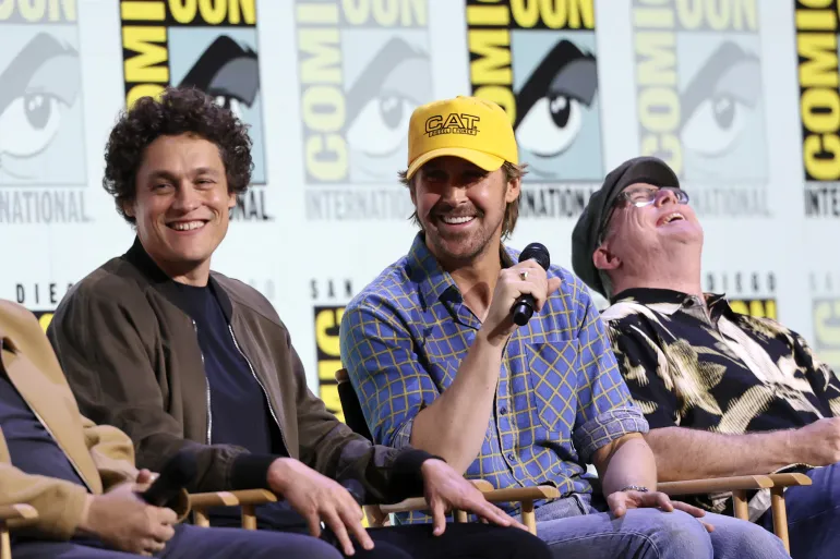 ريان غوسلينغ بين فيل لورد وإندي واير في ندوة أعقبت أحد عروض مشروع هيل ماري (غيتي إيميدجز)