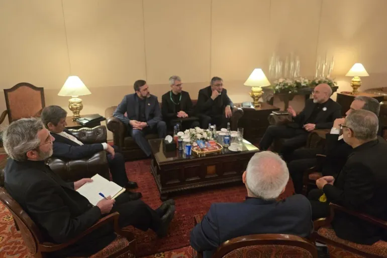 اجتماع الوفد الإيراني المفاوض برئاسة قاليباف في إسلام آباد @القناة الرسمية للتلفزيون الإيراني على تليغرام