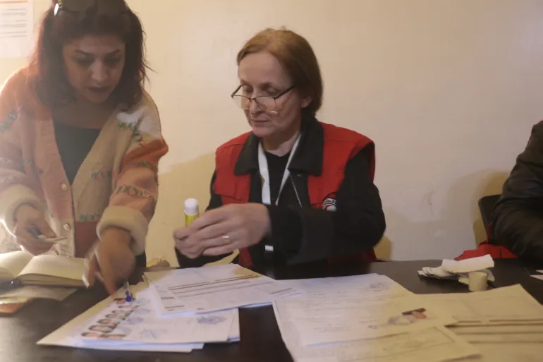 الهلال الاحمر السوري مع موظفة شؤون الاحوال المدنية في مقر العمل