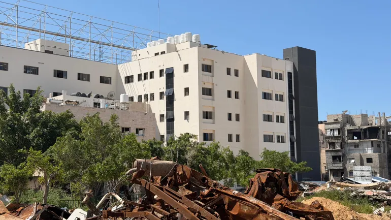 عمليات ترميم جزئية بدعم من مؤسسات دولية مكنت الطواقم من إعادة أكثر من 60% من الخدمات للشفاء (الجزيرة)