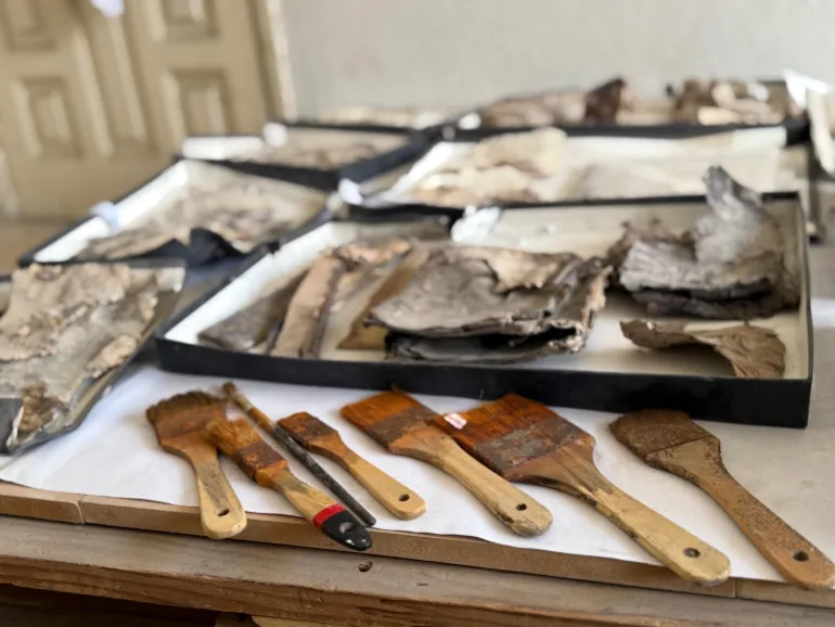 فلسطين - غزة- مخطوطات أثرية نادرة تم انتشالها من تحت أنقاض دائرة مخطوطات المسجد العمري يقوم فريق تطوعي بإسعافها للحفاظ على ما تبقّى منها.- يسرى العكلوك -الجزيرة نت 11 أبريل 2026