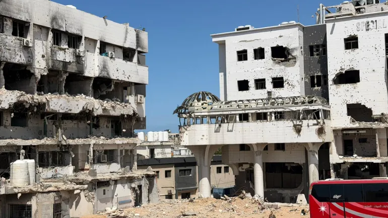 استهداف مجمع الشفاء الطبي جاء بعد تهديديات وتحذيرات إسرائيلية من أعلى المستويات العسكرية والسياسية (الجزيرة)