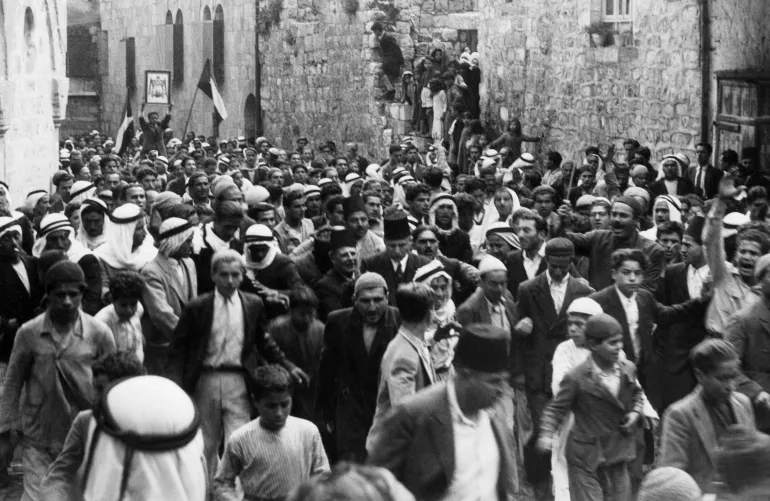 صورة مؤرخة قبل عام 1937 أثناء الانتداب البريطاني في فلسطين تظهر العرب يتظاهرون في البلدة القديمة بالقدس ضد الهجرة اليهودية إلى فلسطين (غيتي)