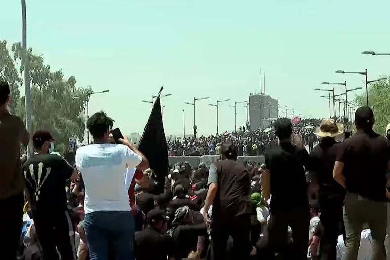 أنصار التيار الصدري يتظاهرون في ساحة التحرير في بغداد