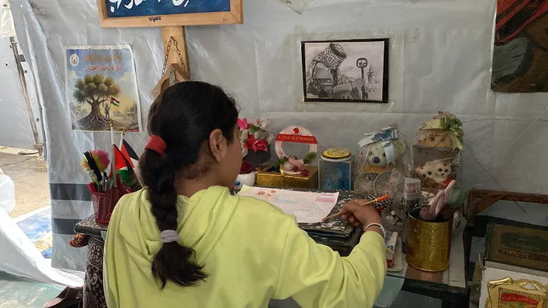 الطفلة لما العديني ترسم يومياتها القاسية في خيام النزوح بمدينة خان يونس / رائد موسى / خان يونس / الجزيرة نت.