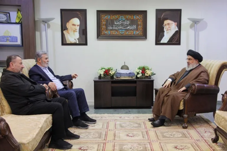 اتفق الأمين العام لحزب الله اللبناني حسن نصر الله اليوم الأربعاء مع الأمين العام ‏‏لحركة الجهاد الإسلامي في فلسطين زياد نخالة، ونائب رئيس ‏‏المكتب السياسي لحركة حماس /صالح العاروري/ آخر تطورات الحرب الإسرائيلية في غزة والحدود اللبنانية.